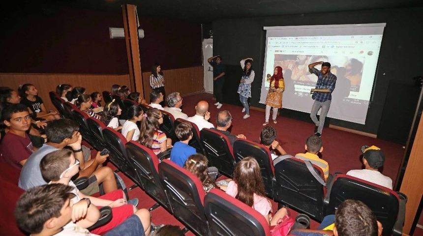 Akpınar, D&uuml;nya Gen&ccedil;leriyle Buluştu