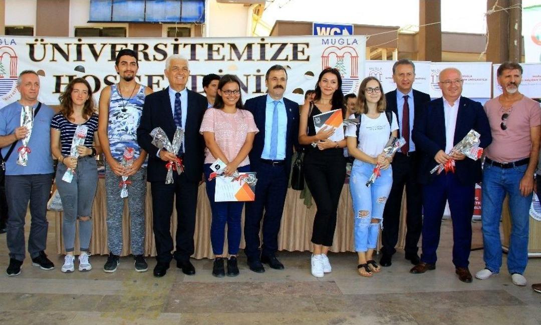 &Ouml;ğrenciler Karanfillerle Karşılandı