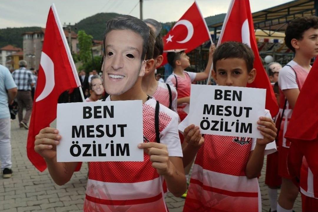 Mesut &Ouml;zil Maskeleriyle Metrelerce Y&uuml;r&uuml;d&uuml;ler