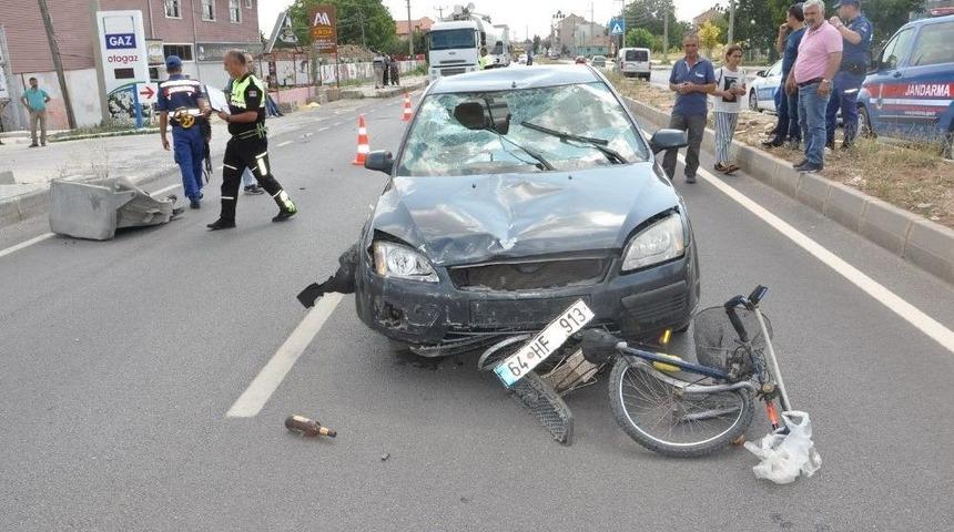 Uşak&rsquo;ta Otomobil Bisiklete &Ccedil;arptı: 3 Yaralı