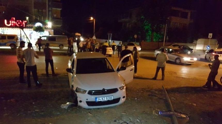 İki Otomobil &Ccedil;arpıştı: 2 Yaralı