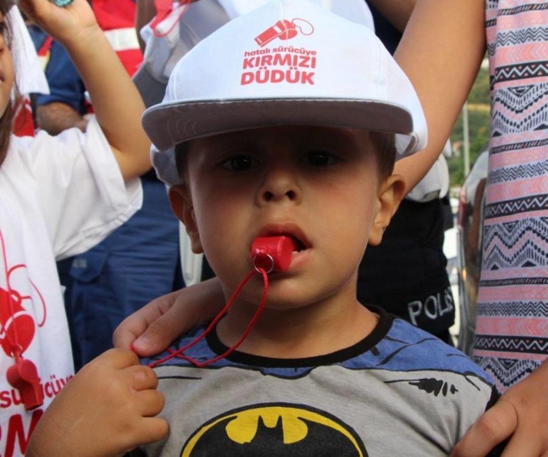 &Ccedil;ocuklar &lsquo;kırmızı D&uuml;d&uuml;kle&rsquo; Hayat Kurtaracak