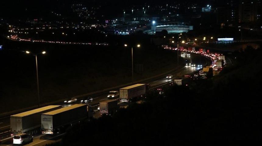 Mesai Saati Bitiminde Tem&rsquo;de Bayram Trafiği &Ccedil;ilesi Başladı