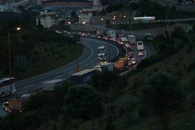 Mesai Saati Bitiminde Tem’de Bayram Trafiği Çilesi Başladı