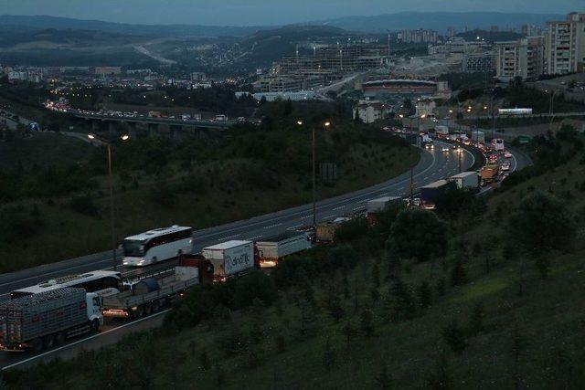 Mesai Saati Bitiminde Tem’de Bayram Trafiği Çilesi Başladı