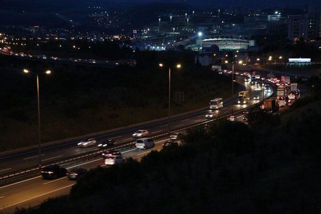 Mesai Saati Bitiminde Tem’de Bayram Trafiği Çilesi Başladı