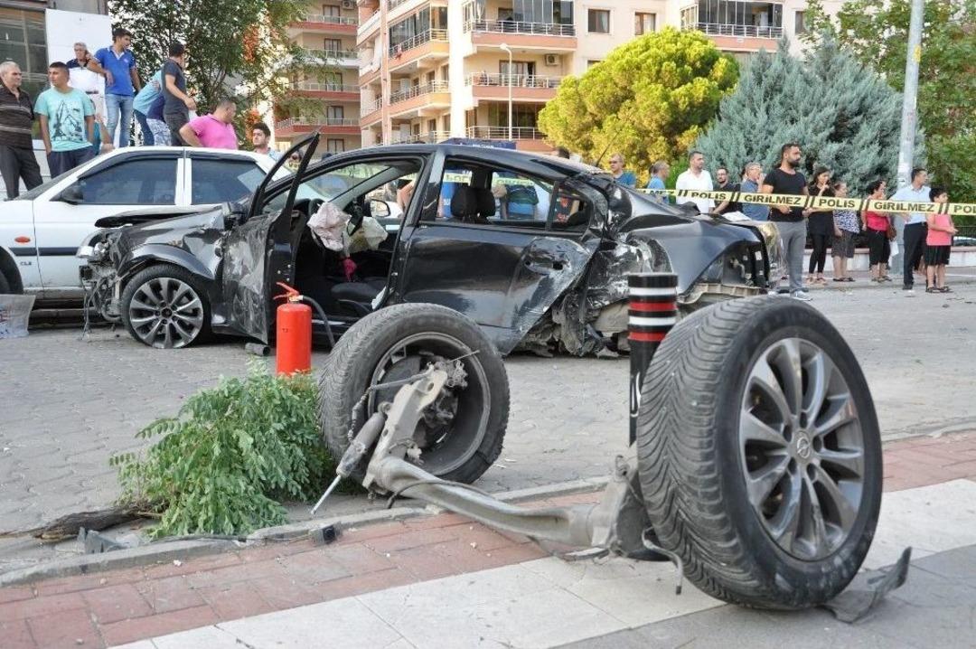 Kaldırımda Y&uuml;r&uuml;yen Anne-kıza Otomobil &Ccedil;arptı; Anne &Ouml;ld&uuml;, Kızı Ağır Yaralı