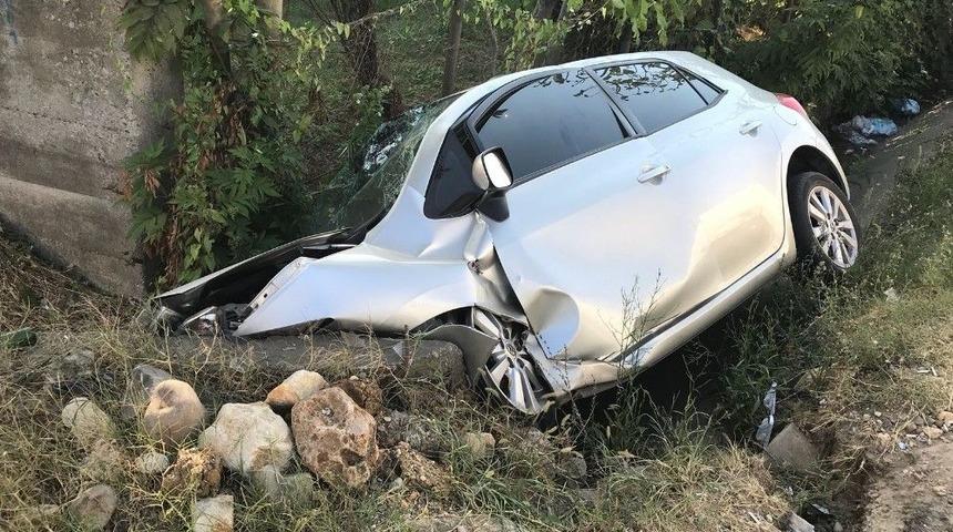 Otomobil Sulama Kanalına D&uuml;şt&uuml;: 4 Yaralı