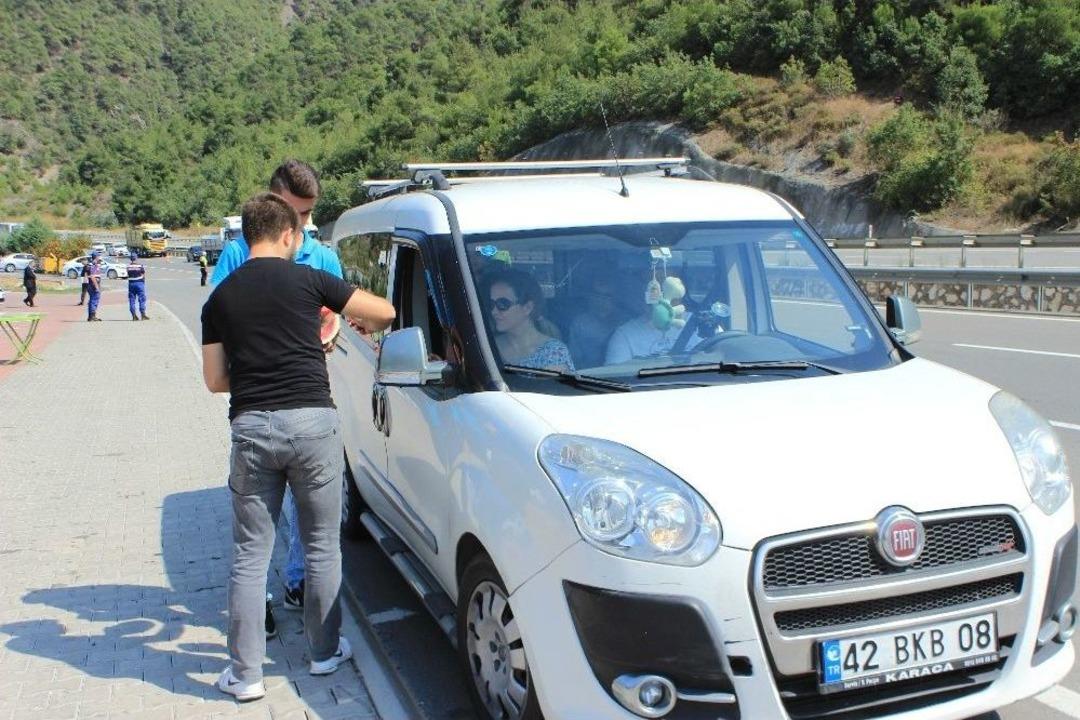 Vali B&uuml;y&uuml;kakı&rsquo;ndan S&uuml;r&uuml;c&uuml;lere "karpuz" İkramı