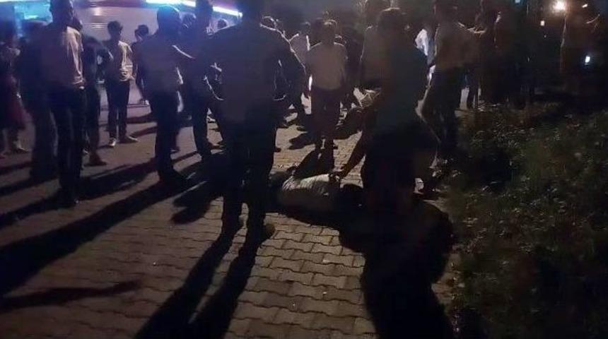 Alkol Alan Şahıslar Kendilerini Uyaran 2 Kişiyi Bı&ccedil;akladı