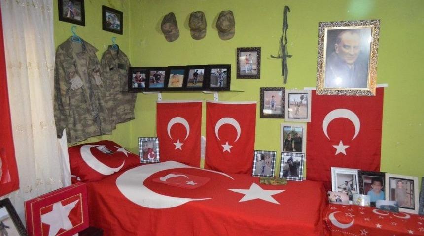 Şehit Annesi Oğlunun Tüm Hatıralarını Bir Odada Muhafaza Ediyor