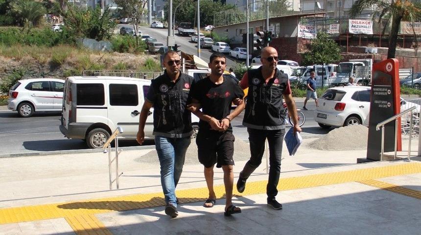 Polisi Görünce 23 Adet Uyuşturucu Hapla Dolu Poşeti Yuttu