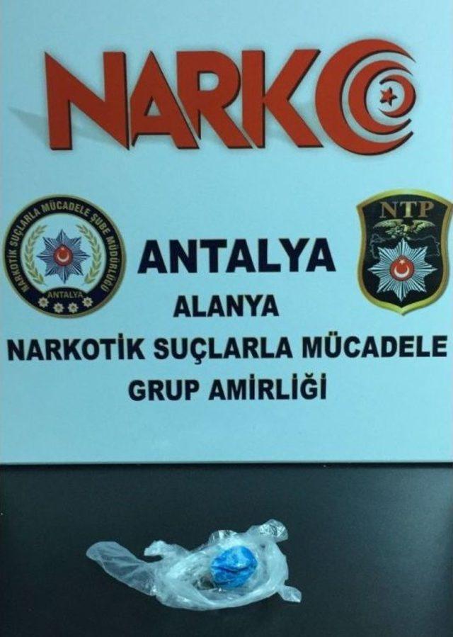 Polisi Görünce 23 Adet Uyuşturucu Hapla Dolu Poşeti Yuttu