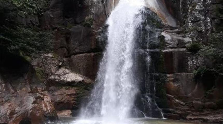 Faso Şelalesi Muhteşem G&ouml;r&uuml;nt&uuml;s&uuml; İle Dikkat &Ccedil;ekiyor