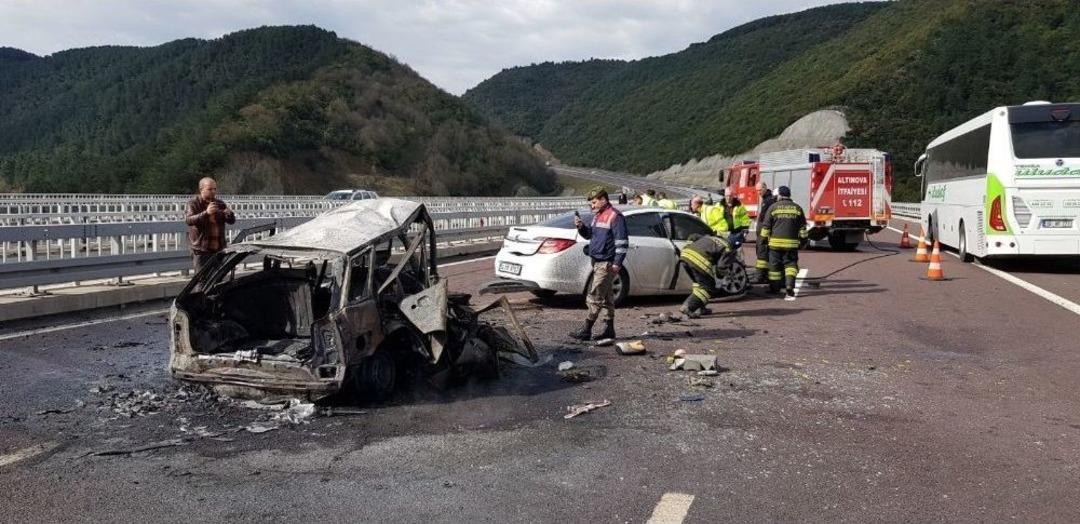 Bursa-istanbul Otobanında Feci Kaza: 2 Kişi Yanarak &Ouml;ld&uuml;