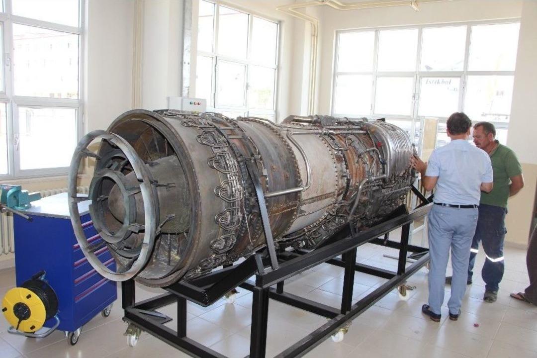 Okul Bah&ccedil;esine Getirilen Dev Hediye Paketinden Phantom Savaş U&ccedil;ağı Motoru &Ccedil;ıktı