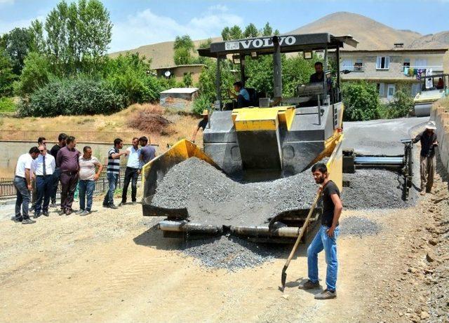 Hakkari’de Yol Asfaltlama Çalışması