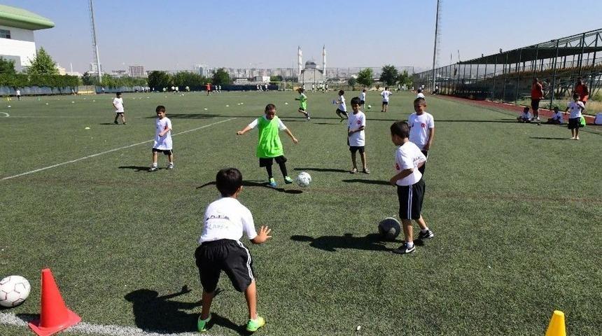 B&uuml;y&uuml;kşehir Futbol Yaz Okuluna Yoğun İlgi