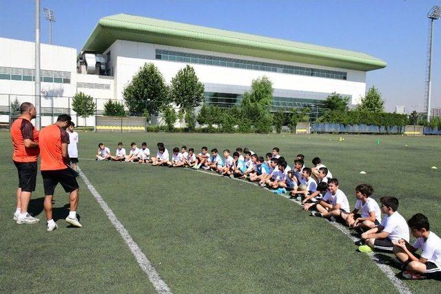 Büyükşehir Futbol Yaz Okuluna Yoğun İlgi