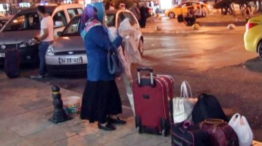 İstanbul Otogarında Bayram Yoğunluğu Akşam Saatlerinde De Devam Etti