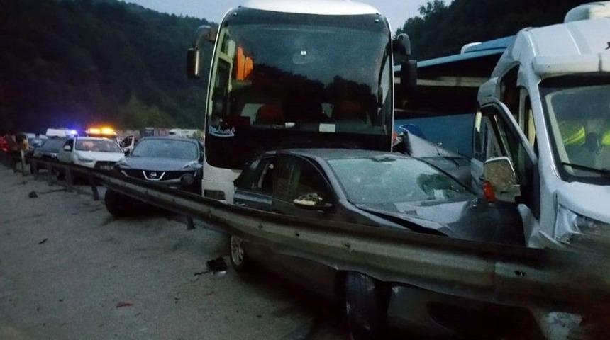 İneg&ouml;l&rsquo;de Feci Kaza: 1 &Ouml;l&uuml;, 15 Yaralı