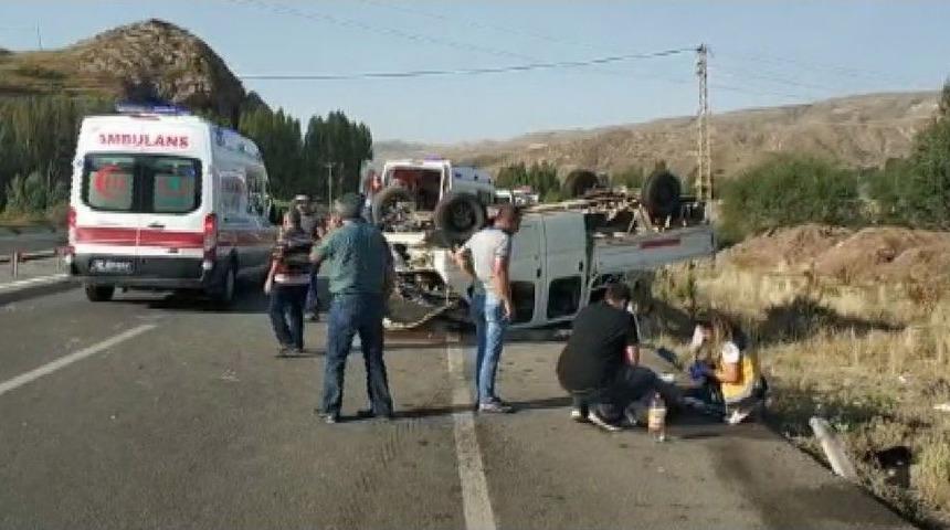 İşçileri Taşıyan Servis Yoldan Çıkarak Bariyerlere Çarptı: 7 Yaralı