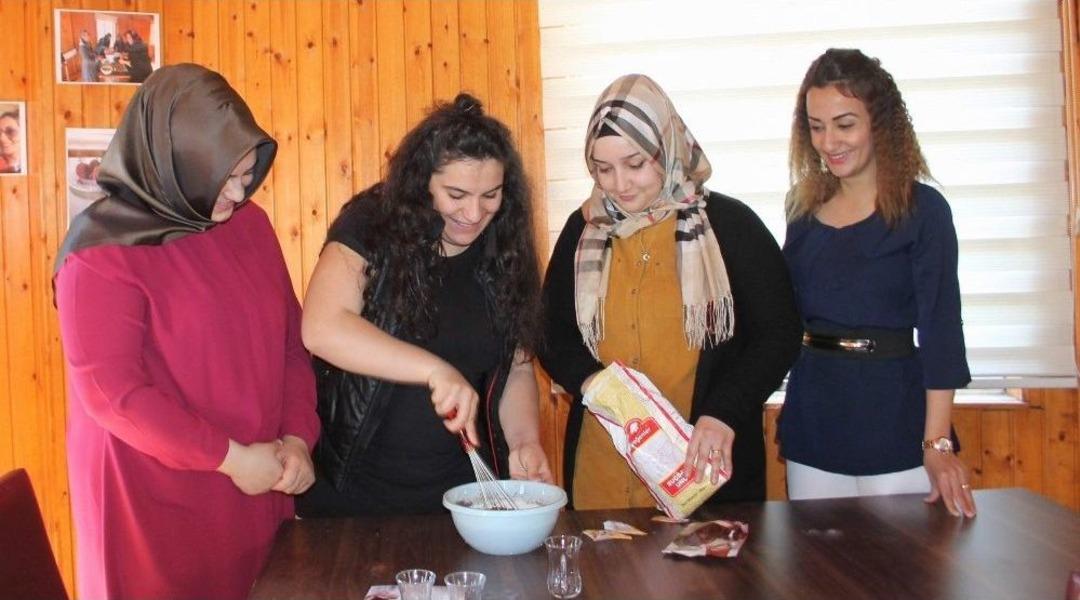 Siirtli Kadınlar Pasta Yapmayı &Ouml;ğreniyor