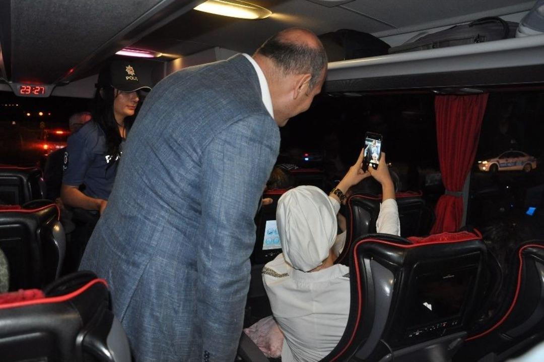 Karşılarında Bakanı G&ouml;ren Yolcular Şaşkına D&ouml;nd&uuml;