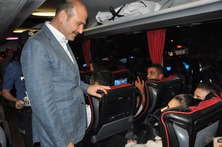 Karşılarında Bakanı Gören Yolcular Şaşkına Döndü G1