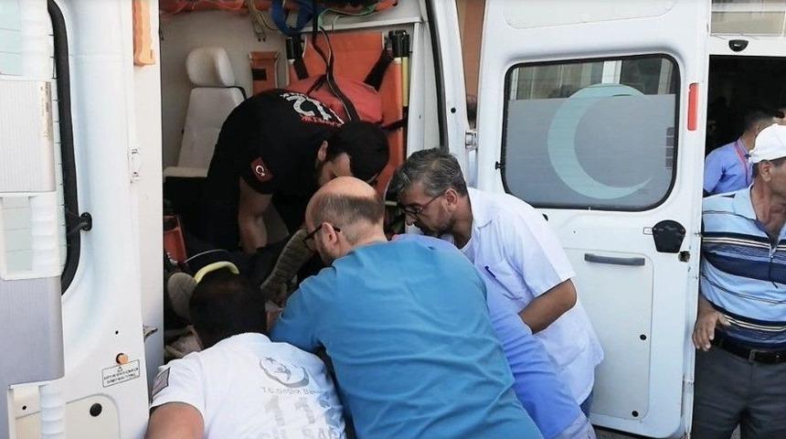 Erzincan&rsquo;da Ambulans Sedyesi Sıkışınca Arbede Yaşandı