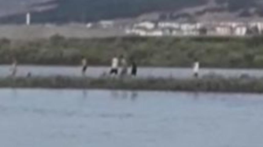 Nehir Suları Y&uuml;kseldi, 4 Gen&ccedil; Mahsur Kaldı