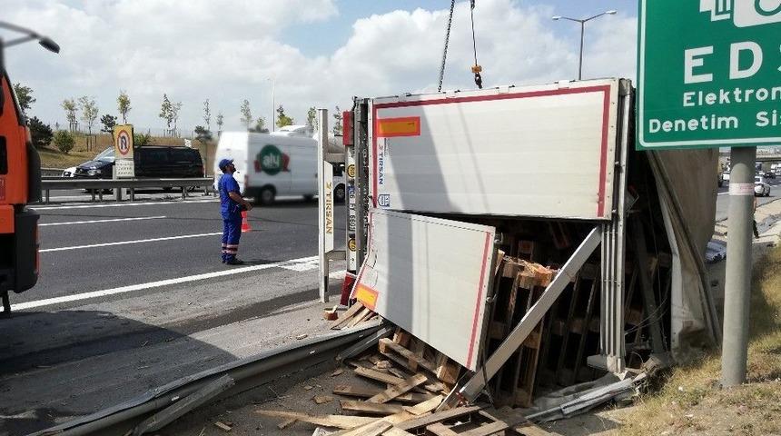 (özel) Tem’de Devrilen Tır, Trafiği Kilitledi