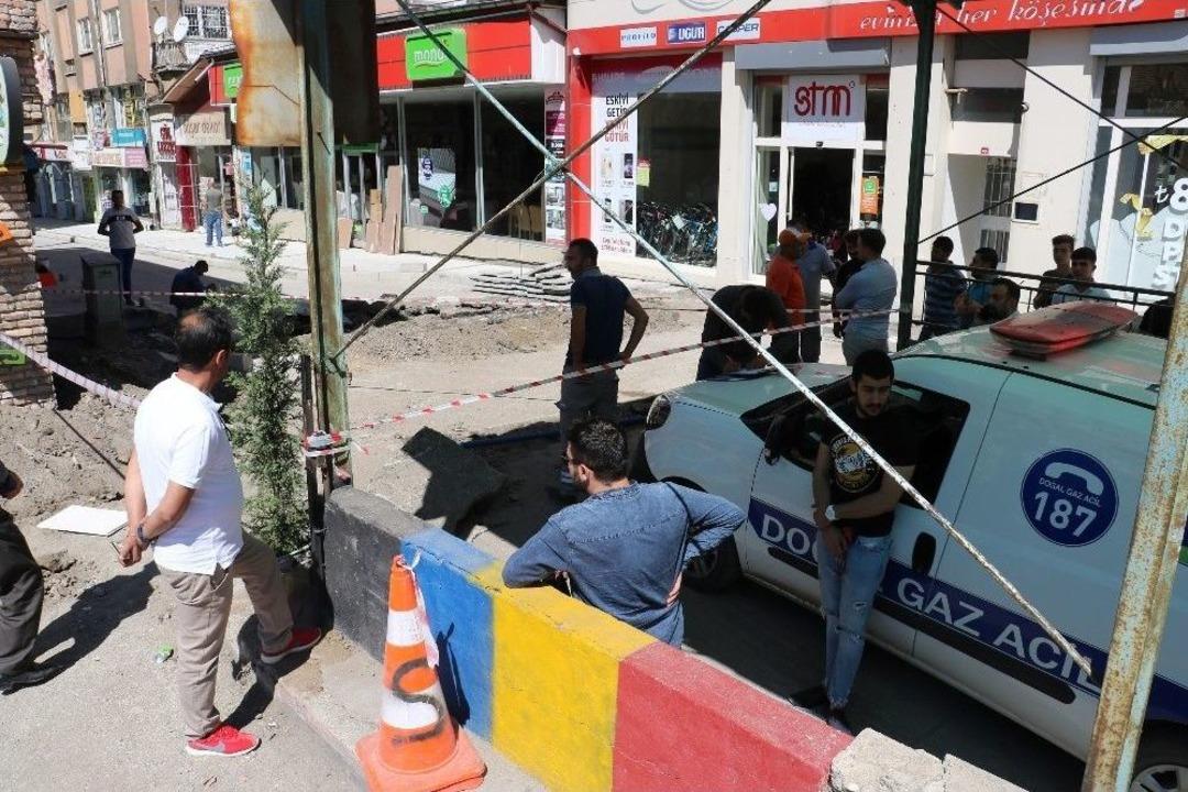 Doğalgaz Ka&ccedil;ağını Sigara İ&ccedil;erek İzledi