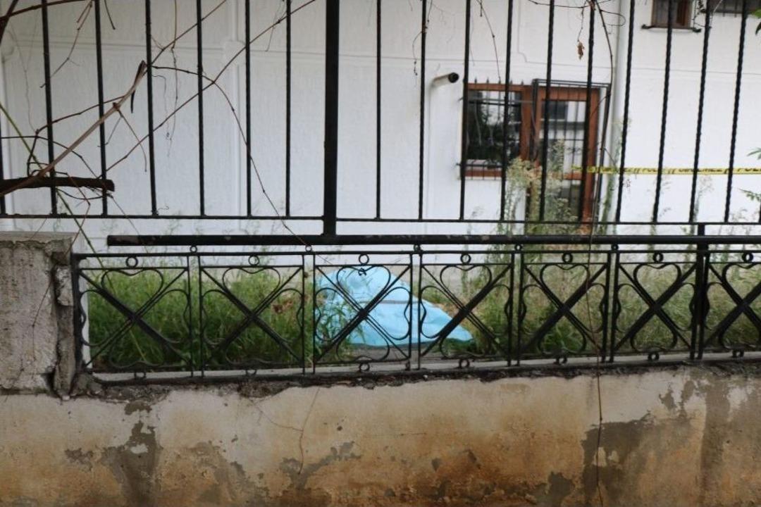 Kadık&ouml;y&rsquo;de Bir Apartmanın Bah&ccedil;esinde Erkek Cesedi Bulundu