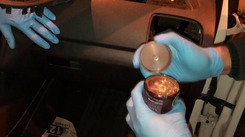 (özel) Narkotik Polisinin Yakaladığı Araçta Ve Oda Spreyinden Uyuşturucu Çıktı