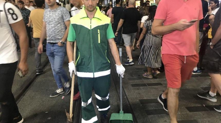 (&ouml;zel) Taksim&rsquo;de Temizlik İş&ccedil;isinden İnsanlık Dersi