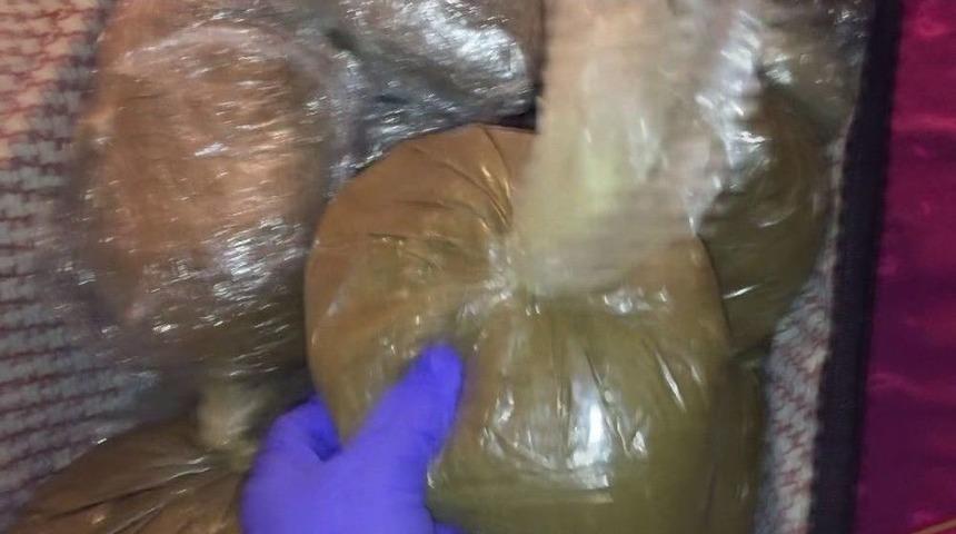 Adana&rsquo;da Valiz İ&ccedil;erisinde 17 Kilo 650 Gram Sentetik Esrar Bulundu