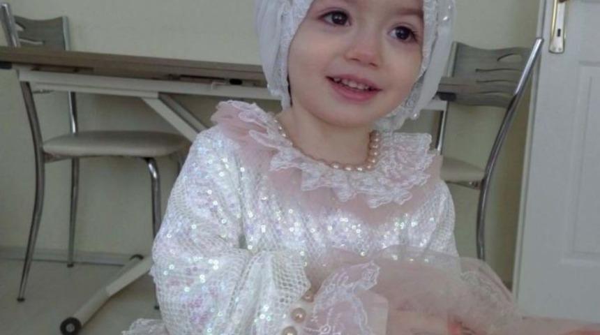 2,5 Yaşındaki Y&uuml;sra, İstiklal Marşı&rsquo;nı Ezbere Okuyor