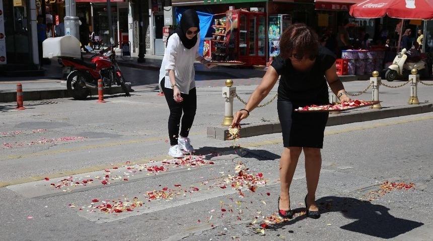 Yaya Ge&ccedil;itlerine G&uuml;l Yaprakları D&ouml;kerek Farkındalık Eylemi Yaptılar