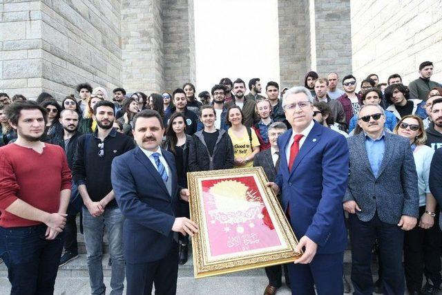 İstiklal Marşı’nın Kabulünün 97. Yılında Egeli Gençlerden Türk Bayrağı Koreografisi