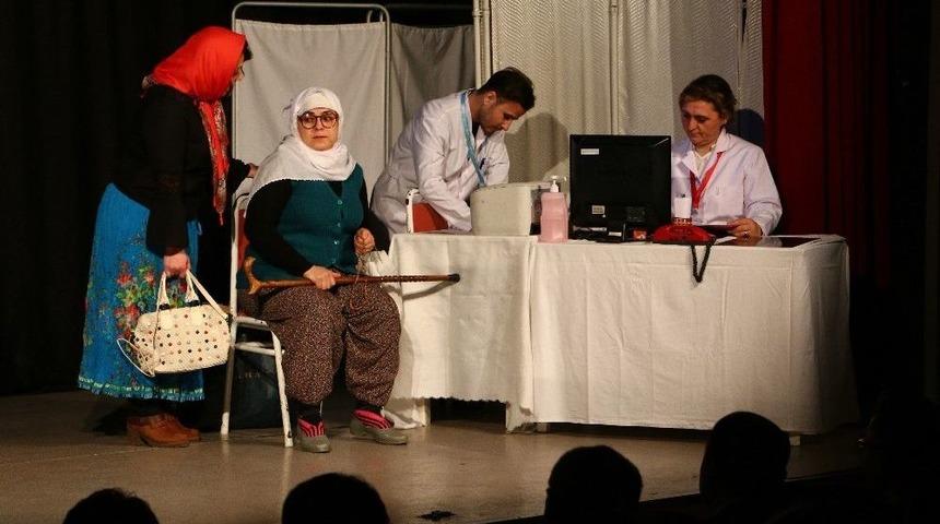 Sağlık &Ccedil;alışanları Samsun&rsquo;da Tiyatro Oyunu Sahneledi