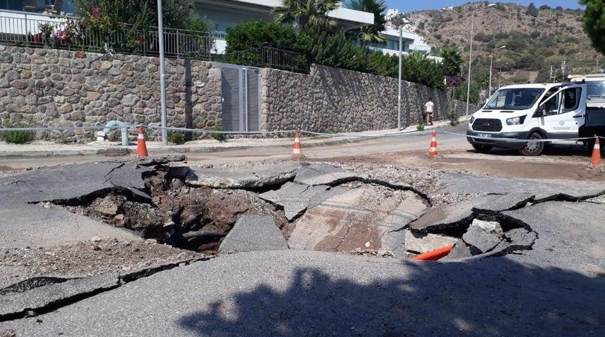 Su Hattı Bir Anda Patladı, Asfalt Parampar&ccedil;a Oldu