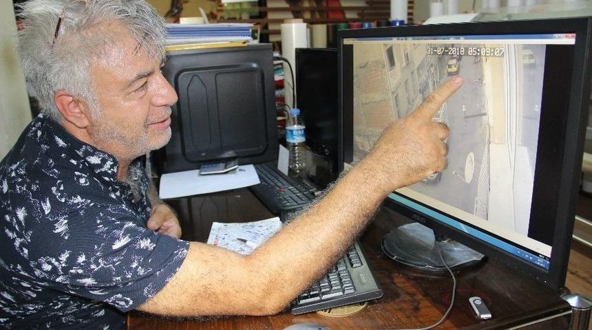 Yerde Bulduğu Para Dolu C&uuml;zdanı Sahibine Vermek Yerine Cebine Attı