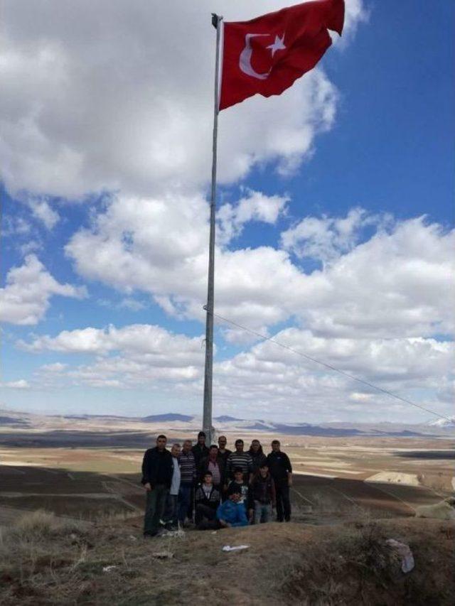 Evliya Tepesine Şehitler Anısına Türk Bayrağı Astılar