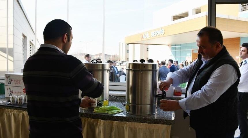 İneg&ouml;l Belediyesi&rsquo;nin Hastanede &Uuml;cretsiz &Ccedil;ay Ve Su İkramı Başladı