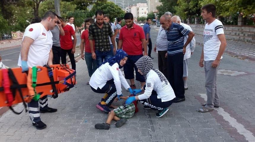 Manisa&rsquo;da Otomobil Suriyeli &Ccedil;ocuğa &Ccedil;arpıp Ka&ccedil;tı