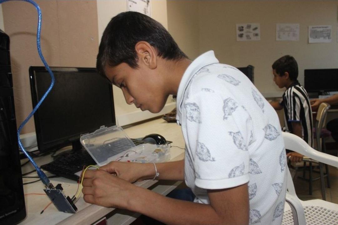 Siverekli &Ouml;ğrenciler Ses Komutu İle Hareket Eden Robot &Uuml;retti