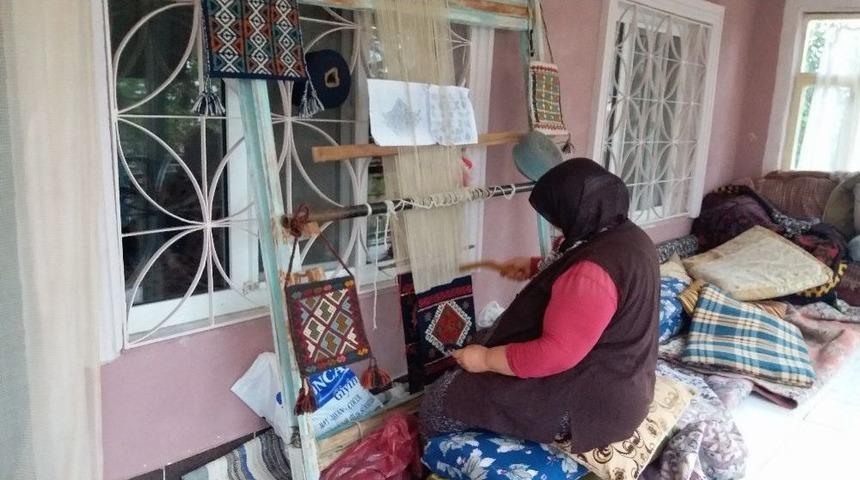 G&uuml;ny&uuml;z&uuml;&rsquo;n&uuml;n Meşhur &rsquo;zili&rsquo; Kilim Motiflerini &Ccedil;antalara Dokuyor