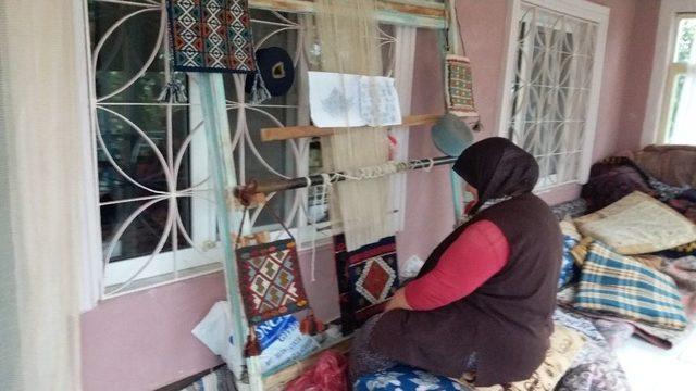 Günyüzü’nün Meşhur ’zili’ Kilim Motiflerini Çantalara Dokuyor