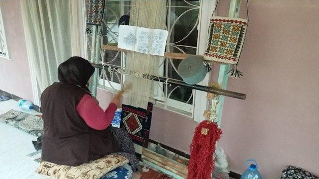 Günyüzü’nün Meşhur ’zili’ Kilim Motiflerini Çantalara Dokuyor